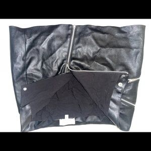 Leather Skirt with Zipper Details